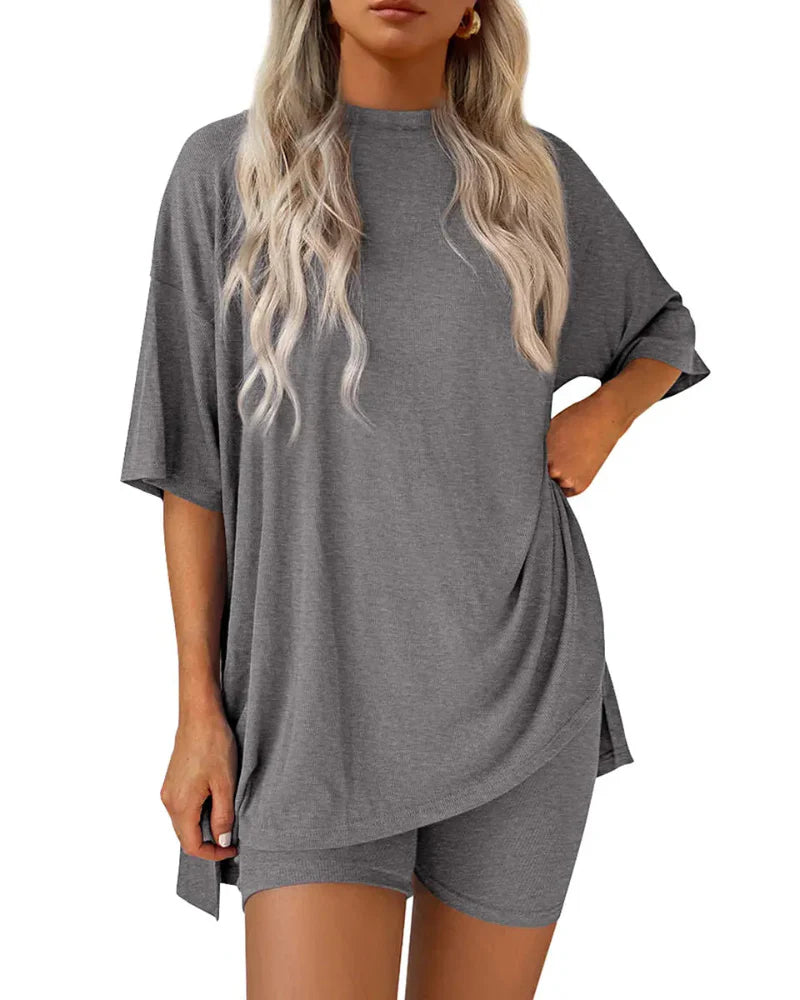 Lässiges 2-teiliges Loungewear-Set: Oversized Top mit Seitenschlitzen & eng anliegende Shorts